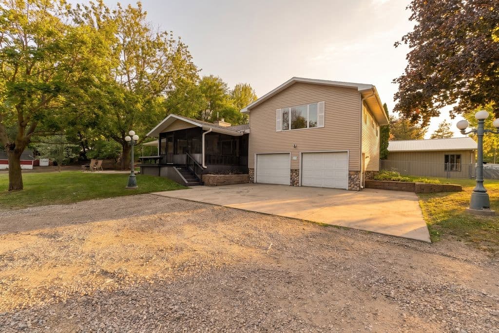 2512 S Shore Dr, Clear Lake — photograph 1 by Tanner Braun
