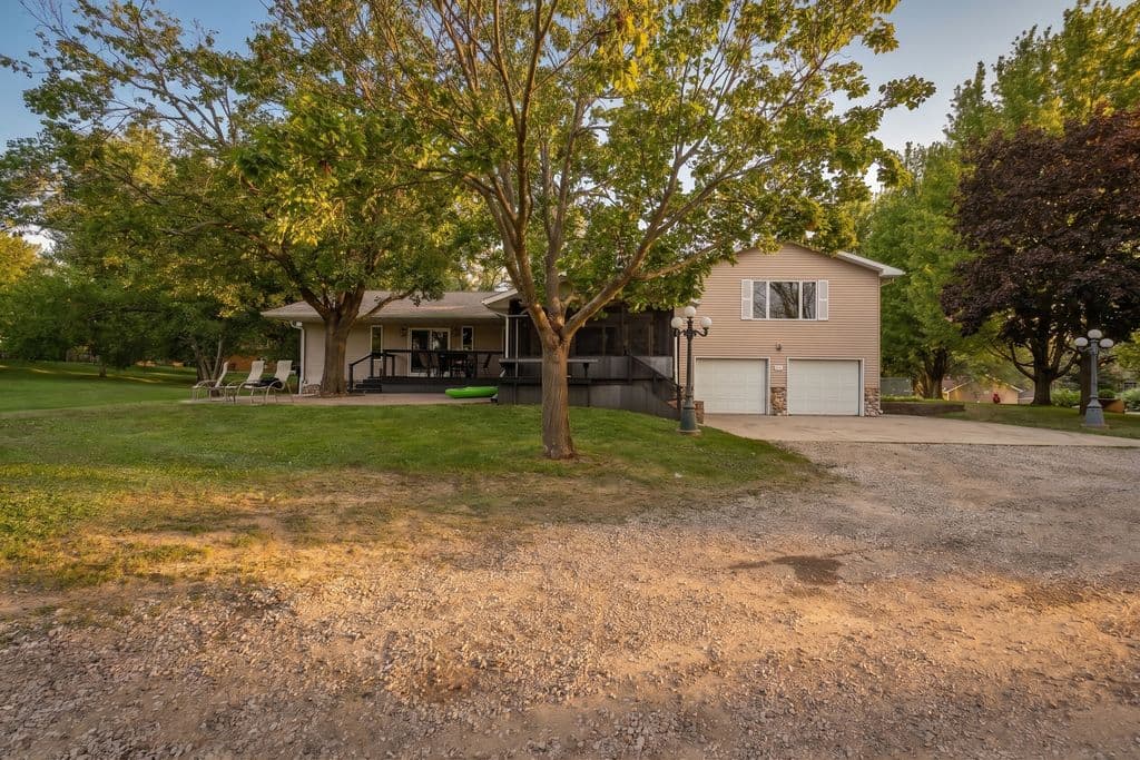 2512 S Shore Dr, Clear Lake — photograph 2 by Tanner Braun