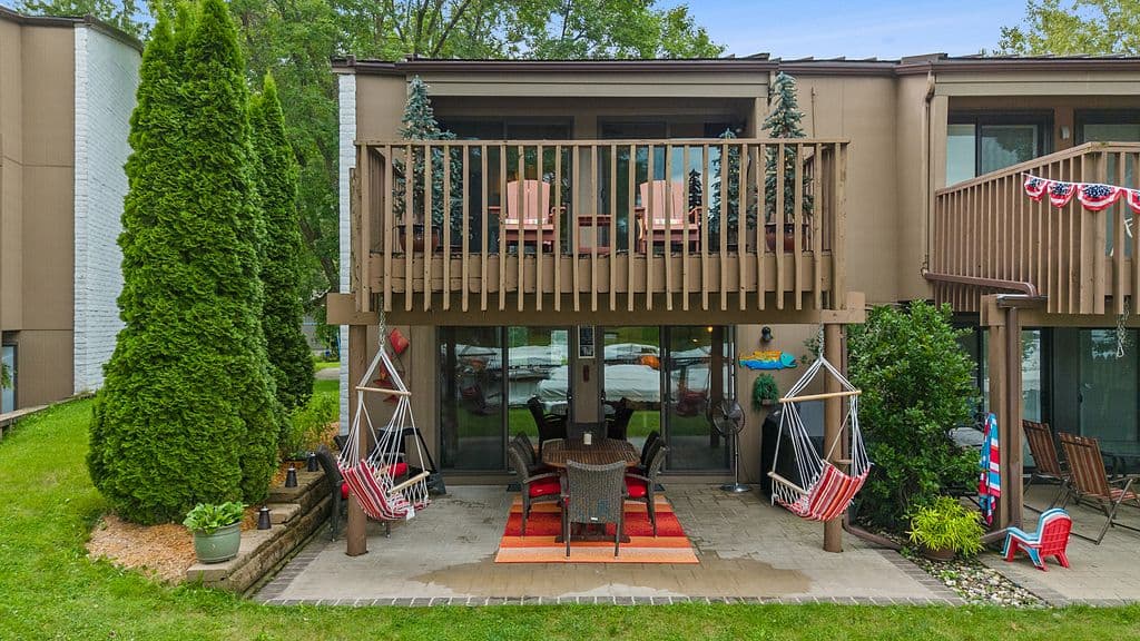 2700 N Shore Dr, Clear Lake — photograph 1 by Tanner Braun