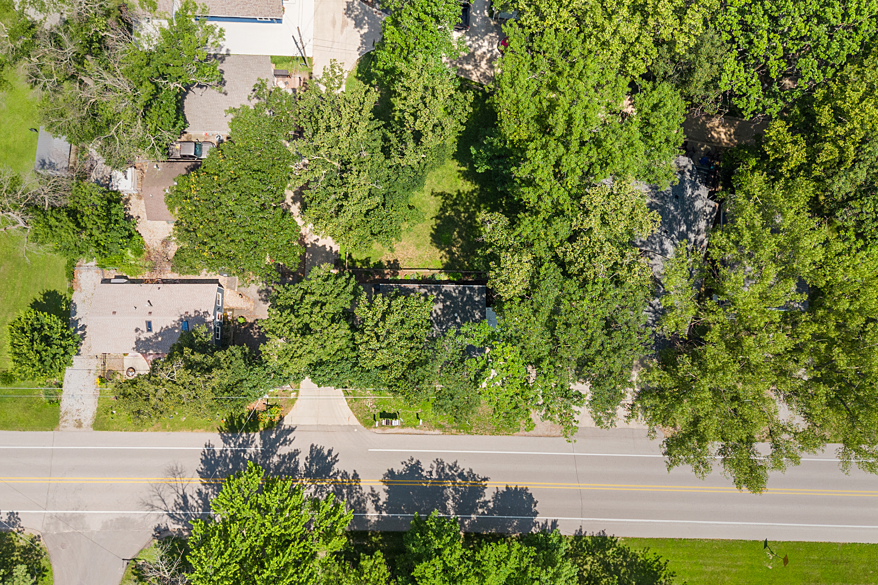 Quiet wooded exterior and neighborhood setting near Clear Lake